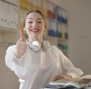 Moodbild: Person macht das "thumbs up"-Zeichen.